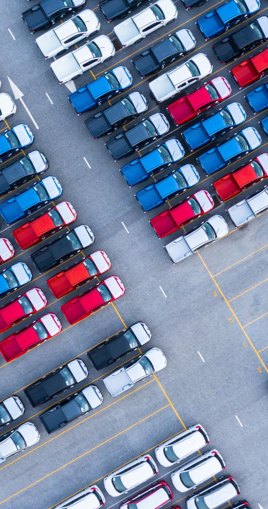 blaue, rote und weiße Autos auf dem Parkplatz